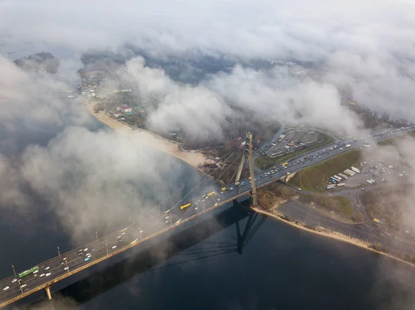 Αεροφωτογραφία Τηλεκατευθυνόμενου Βόρεια Γέφυρα Στο Κίεβο Σκεπασμένη Πρωινή Ομίχλη — Φωτογραφία Αρχείου