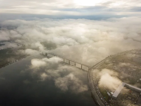 Vista Aérea Del Dron Puente Ferroviario Kiev Envuelto Niebla Matutina —  Fotos de Stock