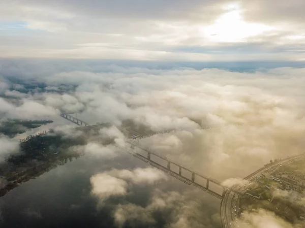 Luchtdrone Zicht Spoorbrug Kiev Gehuld Ochtendmist — Stockfoto