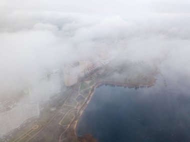 Hava aracı görüntüsü. Kiev 'deki Dinyeper nehrinin üzerindeki alçak bulutlar. Sisli sonbahar sabahı.