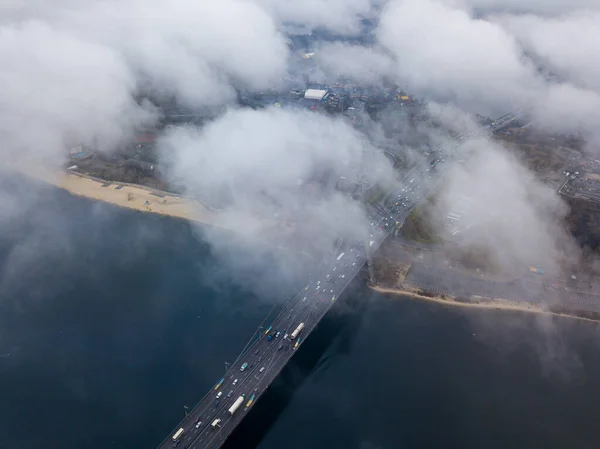 Αεροφωτογραφία Τηλεκατευθυνόμενου Βόρεια Γέφυρα Στο Κίεβο Σκεπασμένη Πρωινή Ομίχλη — Φωτογραφία Αρχείου