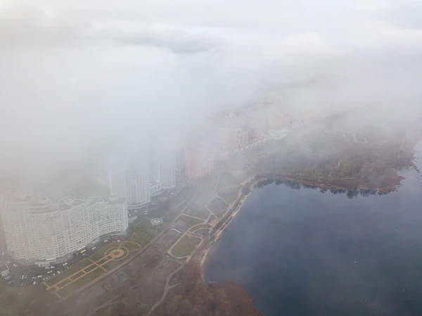 Flygdrönare Låga Moln Över Floden Dnepr Kiev Foggy Höst Morgon — Stockfoto