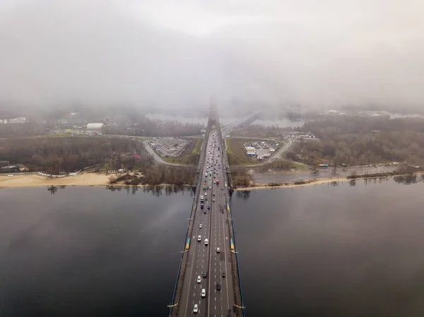 Vista Aérea Del Dron Puente Norte Kiev Envuelto Niebla Matutina —  Fotos de Stock