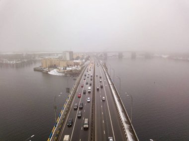 Hava aracı görüntüsü. Sabah sisli bir havada Kiev 'deki Dinyeper nehri üzerindeki otomobil köprüsü.