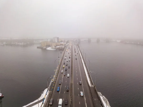 Flygdrönare Bilbro Över Floden Dnepr Kiev Morgondimman — Stockfoto