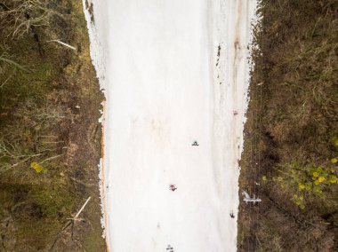 Hava aracı görüntüsü. Kayak merkezi. Yapay kar ile alçalın.