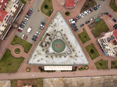 Hava aracı üst görüntüsü. Kiev 'deki üçgen bina.