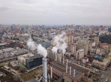 Hava aracı görüntüsü. Kiev 'in üstündeki bacadan beyaz duman.