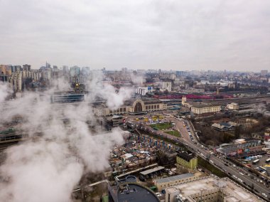 Hava aracı görüntüsü. Kiev tren istasyonunun bacalardan çıkan beyaz dumandan geçişi..