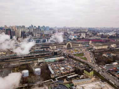 Hava aracı görüntüsü. Kiev tren istasyonunun bacalardan çıkan beyaz dumandan geçişi..