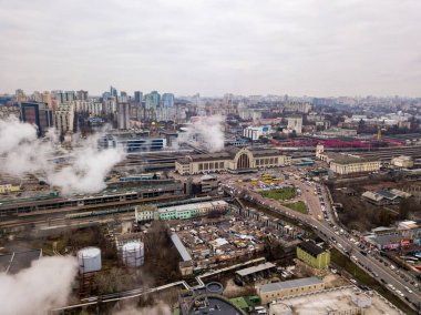 Hava aracı görüntüsü. Kiev tren istasyonunun bacalardan çıkan beyaz dumandan geçişi..