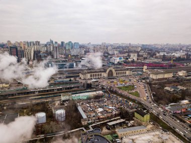 Hava aracı görüntüsü. Kiev tren istasyonunun bacalardan çıkan beyaz dumandan geçişi..