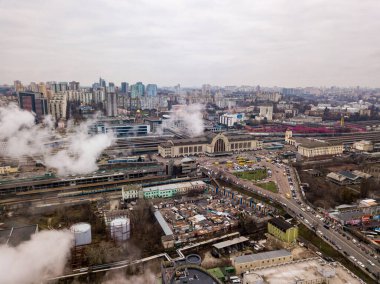 Hava aracı görüntüsü. Kiev tren istasyonunun bacalardan çıkan beyaz dumandan geçişi..