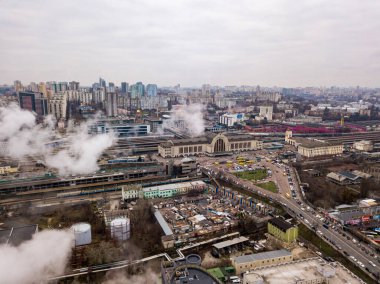 Hava aracı görüntüsü. Kiev tren istasyonunun bacalardan çıkan beyaz dumandan geçişi..