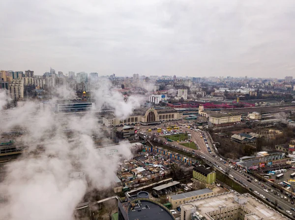 空中ドローンビュー 煙突から白い煙を介してキエフの鉄道駅の建物 — ストック写真