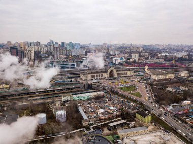 Hava aracı görüntüsü. Kiev tren istasyonunun bacalardan çıkan beyaz dumandan geçişi..