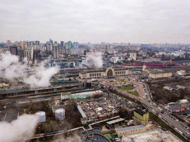 Hava aracı görüntüsü. Kiev tren istasyonunun bacalardan çıkan beyaz dumandan geçişi..