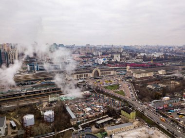 Hava aracı görüntüsü. Kiev tren istasyonunun bacalardan çıkan beyaz dumandan geçişi..