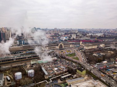 Hava aracı görüntüsü. Kiev tren istasyonunun bacalardan çıkan beyaz dumandan geçişi..