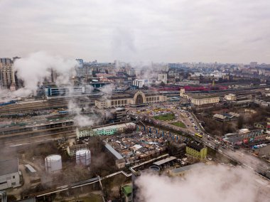Hava aracı görüntüsü. Kiev tren istasyonunun bacalardan çıkan beyaz dumandan geçişi..