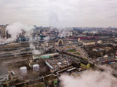 Hava aracı görüntüsü. Kiev tren istasyonunun bacalardan çıkan beyaz dumandan geçişi..
