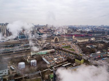 Hava aracı görüntüsü. Kiev tren istasyonunun bacalardan çıkan beyaz dumandan geçişi..