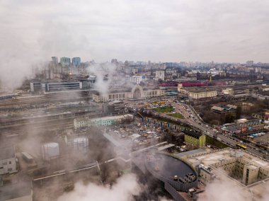 Hava aracı görüntüsü. Kiev tren istasyonunun bacalardan çıkan beyaz dumandan geçişi..