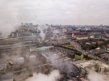 Hava aracı görüntüsü. Kiev tren istasyonunun bacalardan çıkan beyaz dumandan geçişi..