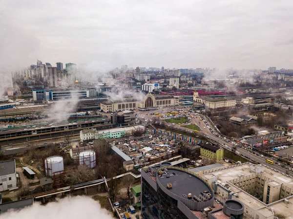 Flygdrönare Byggnaden Kiev Järnvägsstation Genom Den Vita Röken Från Skorstenarna — Stockfoto
