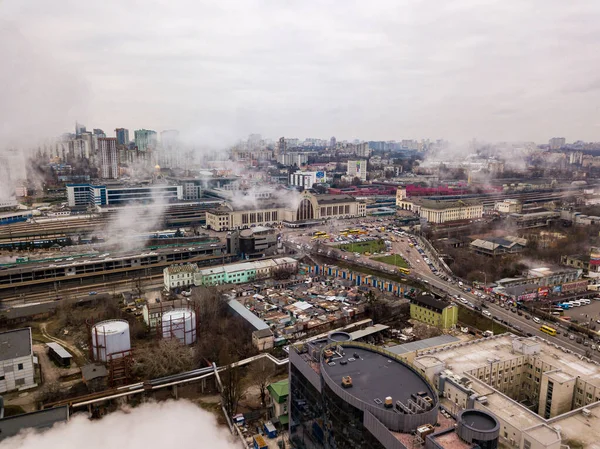 Hava Aracı Görüntüsü Kiev Tren Istasyonunun Bacalardan Çıkan Beyaz Dumandan — Stok fotoğraf