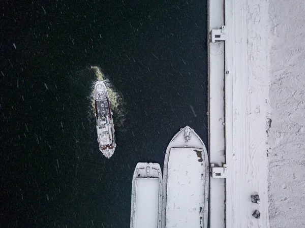 Sleepboot Vaart Van Een Met Sneeuw Bedekte Boot Voor Kust — Stockfoto