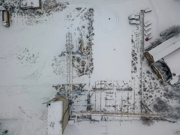 Żuraw Stoczni Pokrytej Śniegiem Śnieżny Dzień Śnieżyca Widok Drona Powietrza — Zdjęcie stockowe