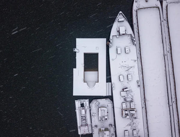 工業港の雪に覆われたバージ 雪の日 空中ドローンビュー — ストック写真