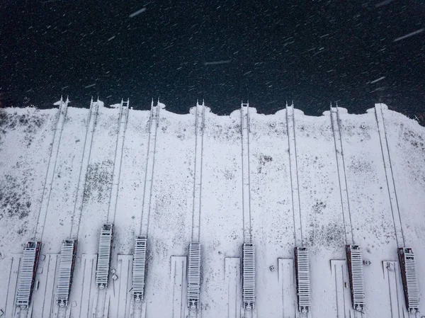 船厂的岸上被雪覆盖的铁轨 下雪天 暴风雪 空中无人驾驶飞机视图 — 图库照片