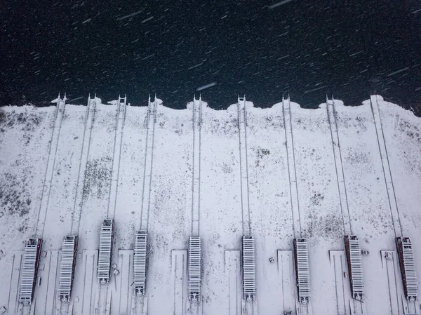 船厂的岸上被雪覆盖的铁轨 下雪天 暴风雪 空中无人驾驶飞机视图 — 图库照片