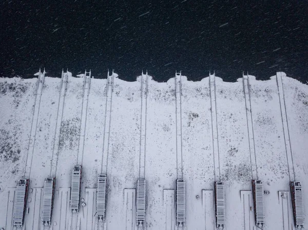 船厂的岸上被雪覆盖的铁轨 下雪天 暴风雪 空中无人驾驶飞机视图 — 图库照片