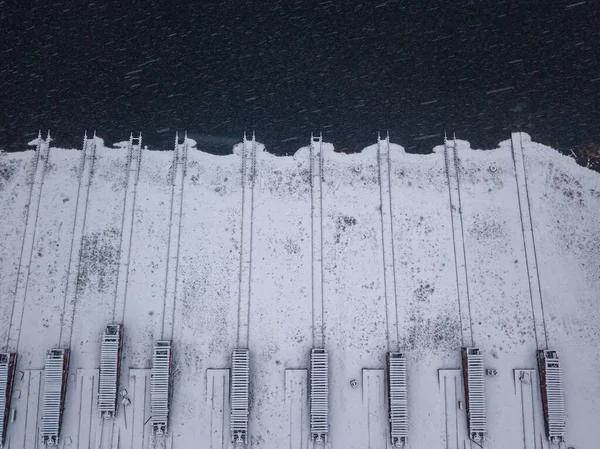 Met Sneeuw Bedekte Rails Aan Kust Een Scheepswerf Sneeuwdag Sneeuwstorm — Stockfoto