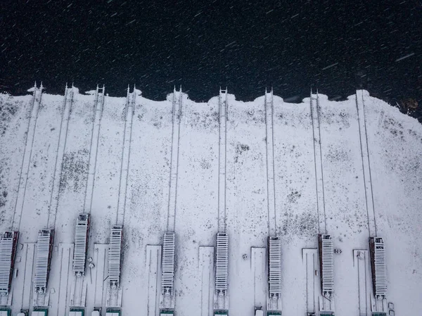 船厂的岸上被雪覆盖的铁轨 下雪天 暴风雪 空中无人驾驶飞机视图 — 图库照片