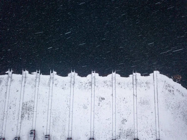 船厂的岸上被雪覆盖的铁轨 下雪天 暴风雪 空中无人驾驶飞机视图 — 图库照片