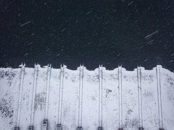 Ośnieżone Szyny Brzegu Stoczni Śnieżny Dzień Śnieżyca Widok Drona Powietrza — Zdjęcie stockowe
