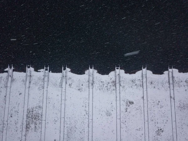Снігові Рейки Березі Верфі Сніжний День Буревій Повітряний Вигляд Безпілотника — стокове фото