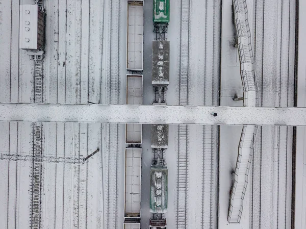 铁路上覆盖着白雪的桥 下雪天 暴风雪 空中无人驾驶飞机视图 — 图库照片