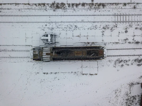 Lokomotywa Spalinowa Pokryta Śniegiem Śnieżny Dzień Śnieżyca Widok Góry Drona — Zdjęcie stockowe