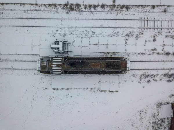 Diesel Locomotief Bedekt Met Sneeuw Sneeuwdag Sneeuwstorm Bovenaanzicht Luchtdrone — Stockfoto