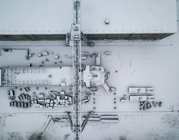 Żuraw Stoczni Pokrytej Śniegiem Śnieżny Dzień Śnieżyca Widok Drona Powietrza — Zdjęcie stockowe