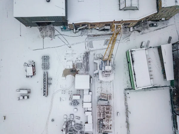 Ein Kran Auf Einer Schneebedeckten Werft Schneetag Schneesturm Drohnenblick Aus — Stockfoto