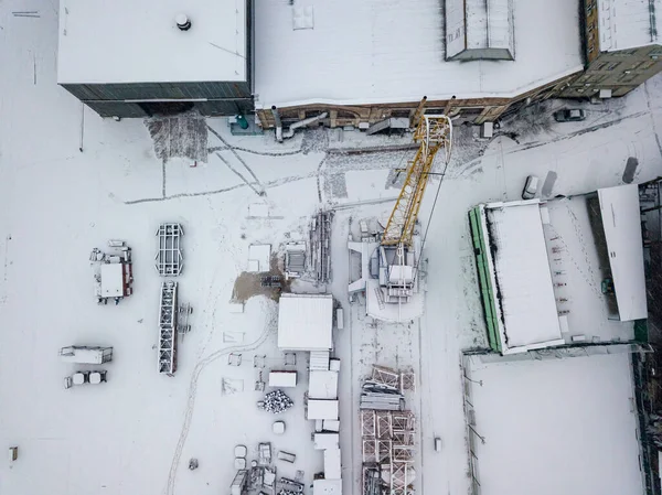 Ein Kran Auf Einer Schneebedeckten Werft Schneetag Schneesturm Drohnenblick Aus — Stockfoto