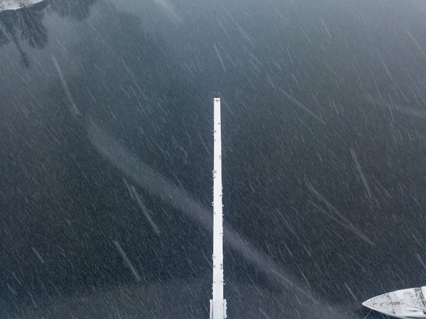 白雪覆盖的码头下雪天 暴风雪 空中无人驾驶飞机视图 — 图库照片