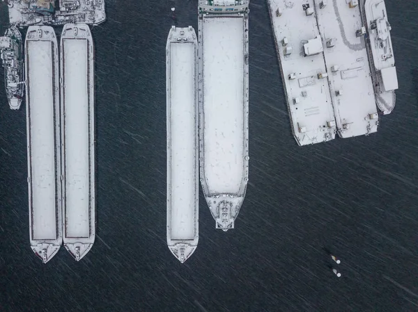 Σκάφη Καλυμμένα Χιόνι Στο Βιομηχανικό Λιμάνι Χιονάτη Μέρα Χιονοθύελλα Αεροφωτογραφία — Φωτογραφία Αρχείου