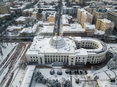 Hava aracı görüntüsü. Ukrayna 'nın Verkhovna Rada' sını inşa etmek yasama organı Karlı kış.